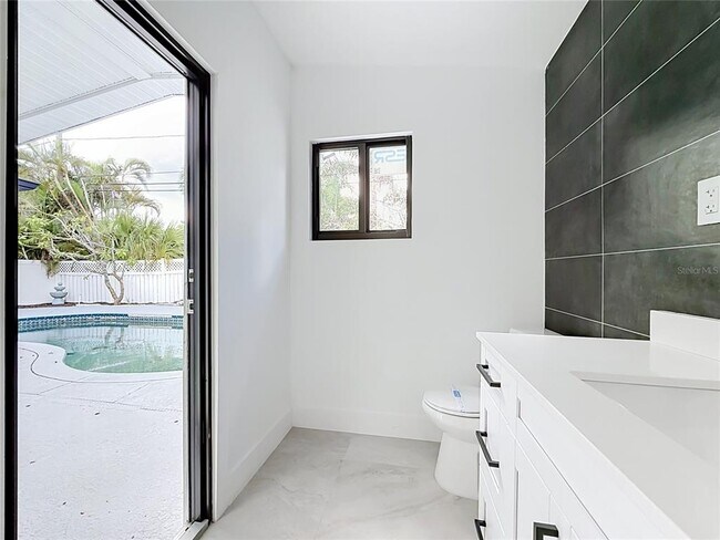 Building Photo - 2472 Tradewinds Dr
