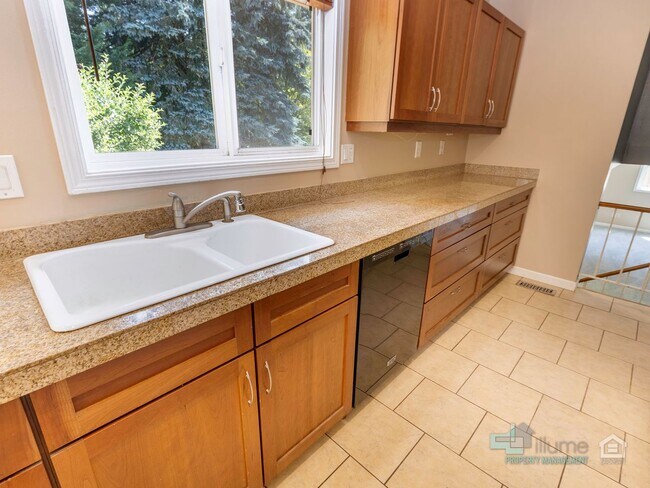 Building Photo - Beautiful 4 Bedroom Home