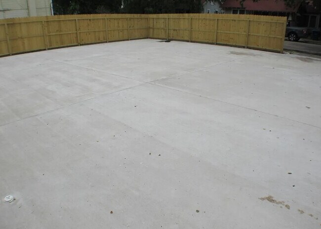 Building Photo - 702 5th St