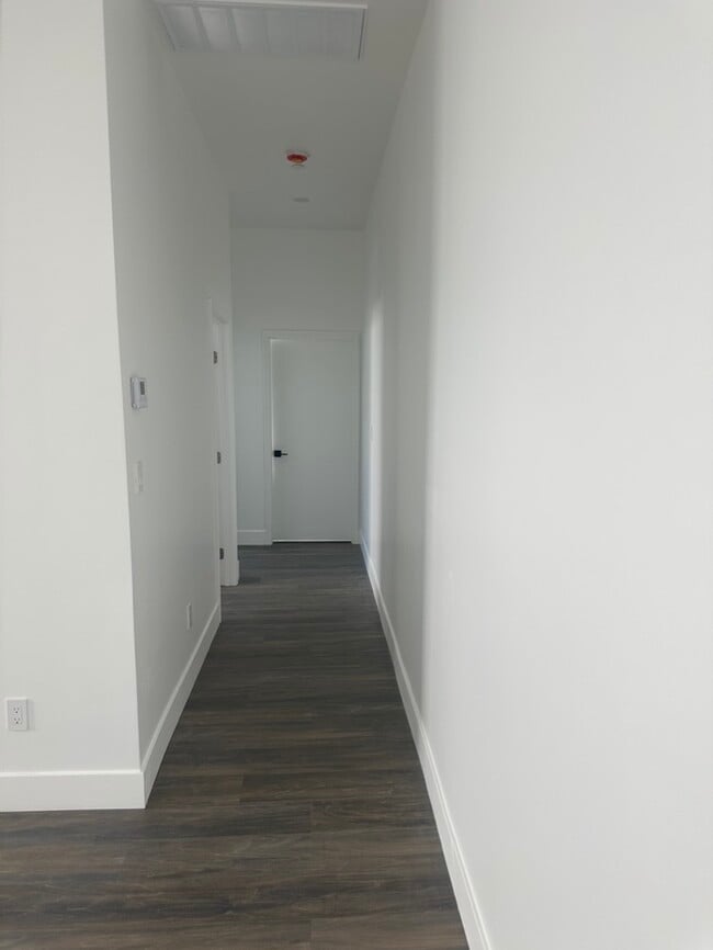 Building Photo - 10859 Nettleton St