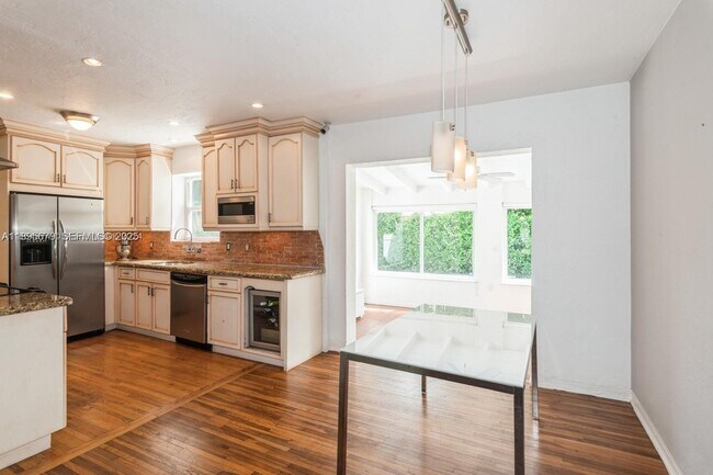 Building Photo - 1225 Tangier St