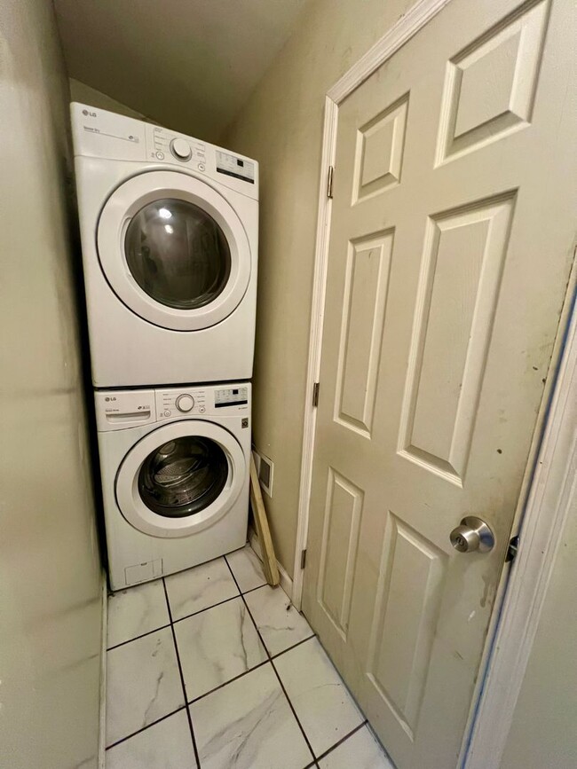 Building Photo - Gorgeous 3-Bedroom Townhome in Elmwood Park! Available NOW!