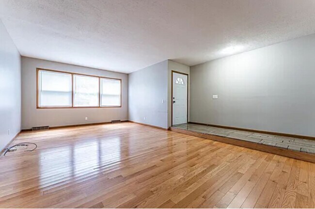 Building Photo - Large 4 Bedroom 3 Bath Home Available 7/15...