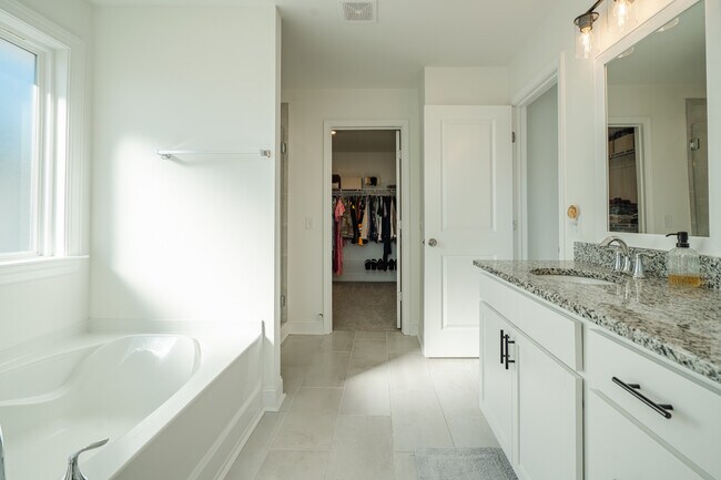 Building Photo - 63 Buckingham Dr