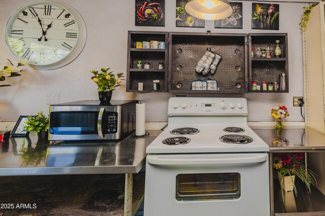 Building Photo - 353 E Thomas Rd