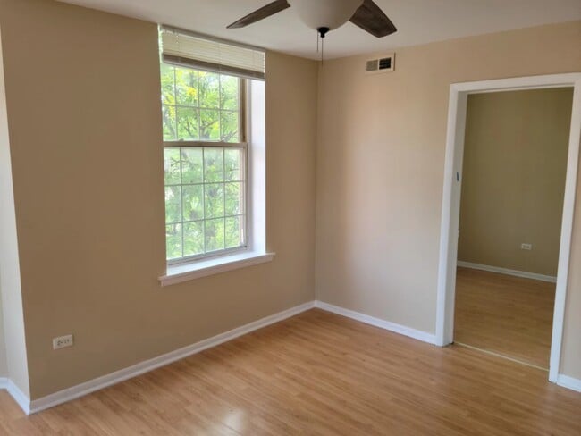 Building Photo - 3252 W Armitage Ave