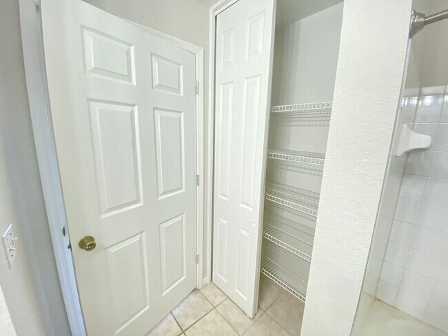 Building Photo - 13917 Fairway Island Dr