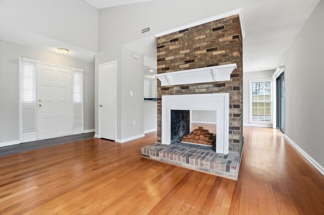 Building Photo - 3 Bedroom Ranch with a 2 Car Garage!