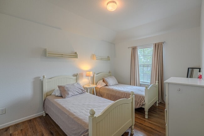 Building Photo - 174 Black Swan Pl