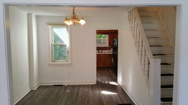 Building Photo - Rare pet-friendly downtown rental with off street parking and fenced yard!