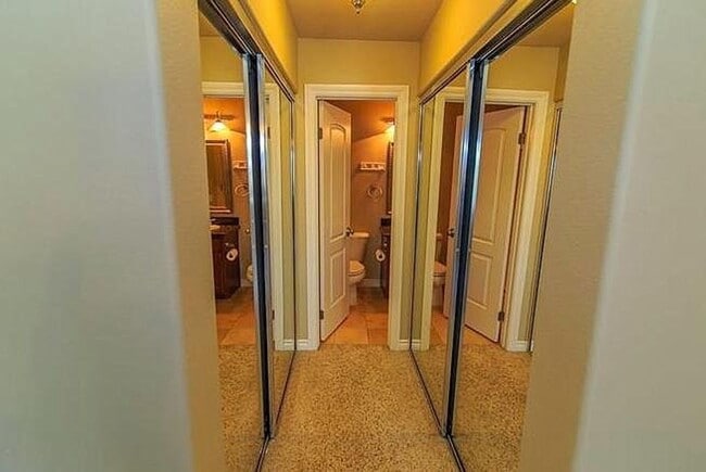 Building Photo - Awesome condo in gated community