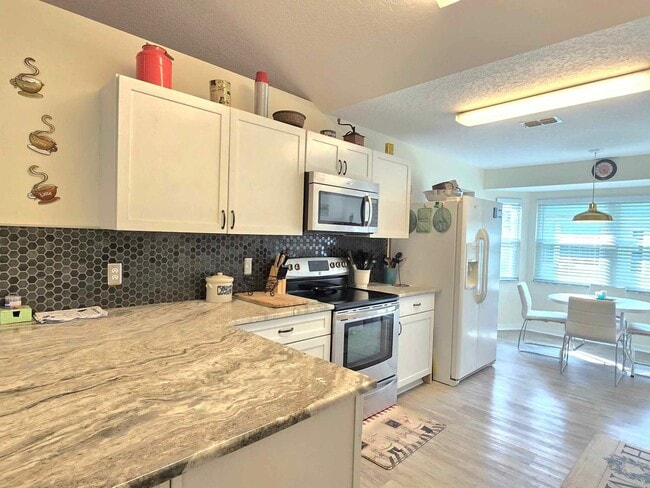 Building Photo - Beautiful, Furnished 2/2 Home For Rent in ...
