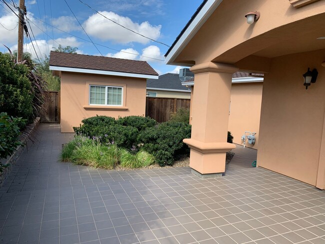 Building Photo - Stunning 4 bedroom, 2 Bath Tracy Home / Best Property Management