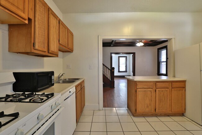 Building Photo - Central Campus - LARGE 4 Bedroom House with off-street parking