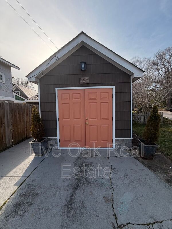 Building Photo - 223 44th St