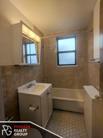 Building Photo - 739 W Belmont Ave