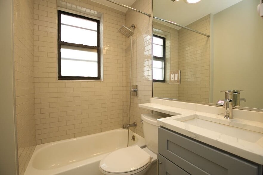 Building Photo - 545 W Belmont Ave