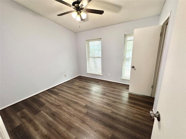 Building Photo - 3822 Southway Dr