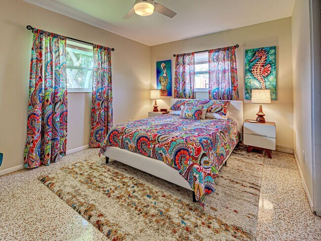 Building Photo - Seasonal Rental Near Venice – Pet-Friendly...
