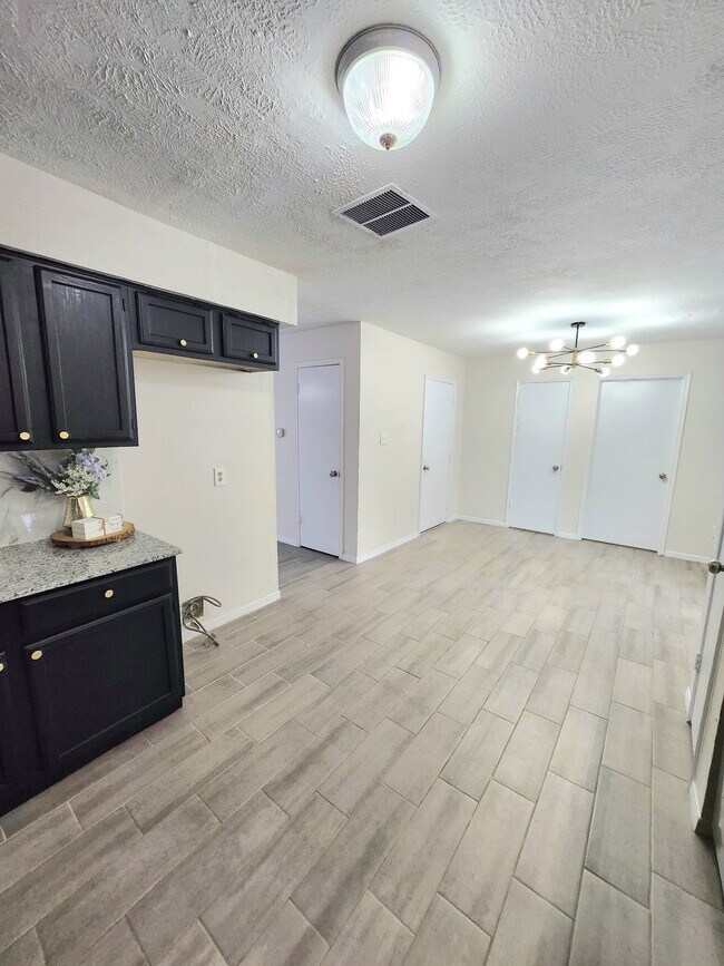 Building Photo - 10045 Emerald Creek Dr