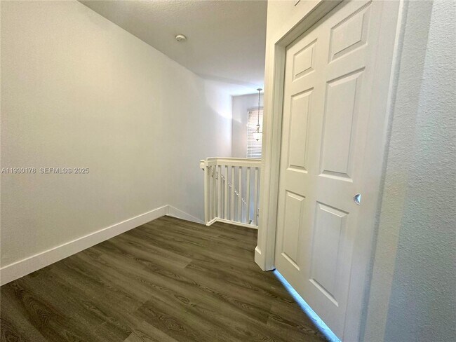 Building Photo - 2933 SE 2nd Dr