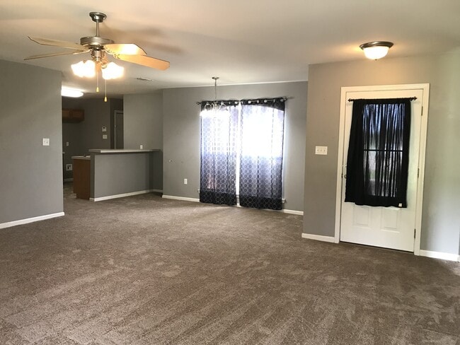 Building Photo - 3 Bedroom House in Denham Springs
