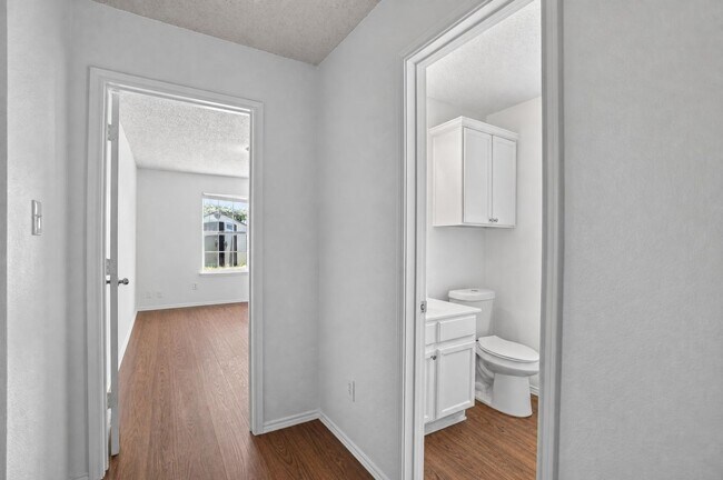 Building Photo - 5-bedroom, 3 bathrooms House for Rent