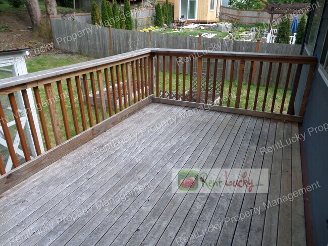 Building Photo - Wonderful & Updated 3-Bedroom Home w/Custom Chicken Coop in Redmond FOR RENT!!