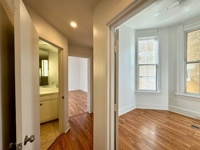 Building Photo - 2233 Victor St