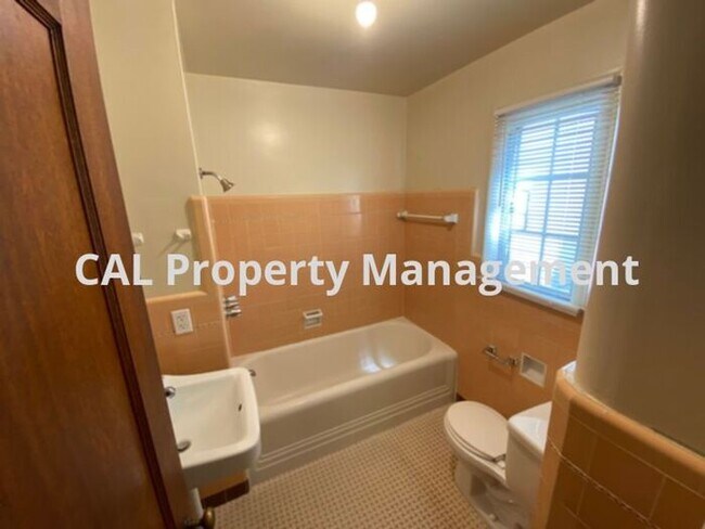 Building Photo - Upper level 1-bedroom apartment near downt...