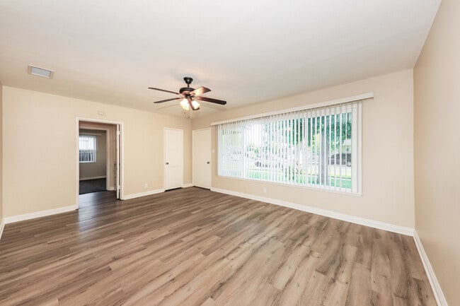 Building Photo - 4765 Sunnyside Dr