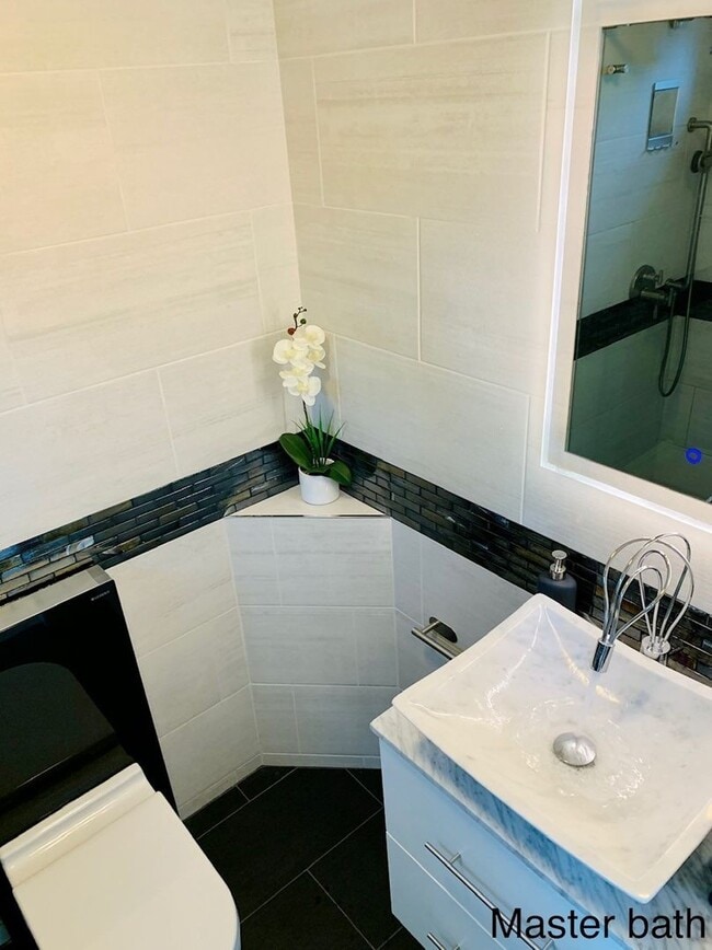 Building Photo - 3 bed updated OB townhome, near beach