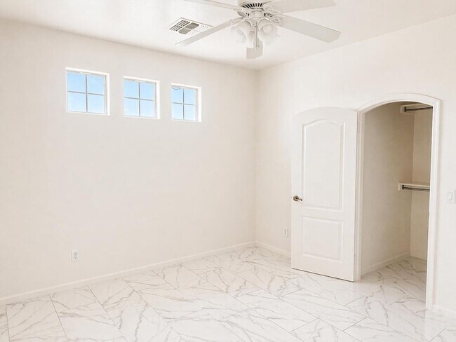 Building Photo - 8611 S 45th Glen