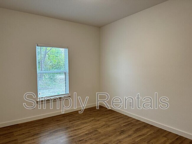 Building Photo - Gordon 3304