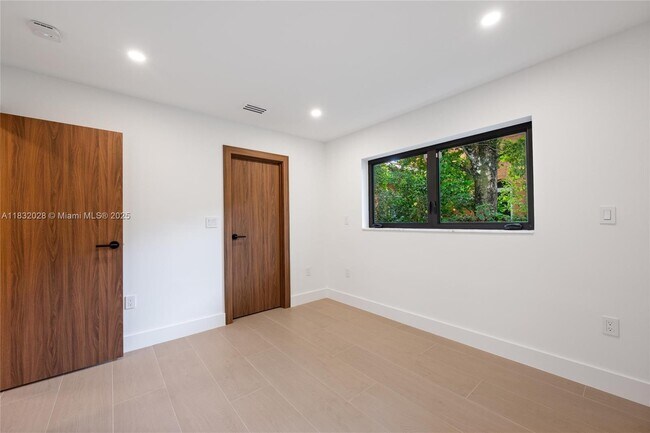 Building Photo - 1320 Alhambra Cir