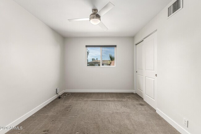 Building Photo - 3930 E Oak St