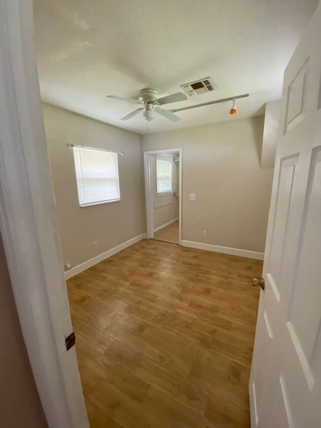 Building Photo - One bedroom with additional bonus room!! H...