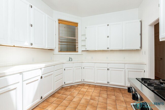 Building Photo - Mission District: Top Floor Flat Above Blondie's Bar w/ Formal Dining Room & W/D in unit
