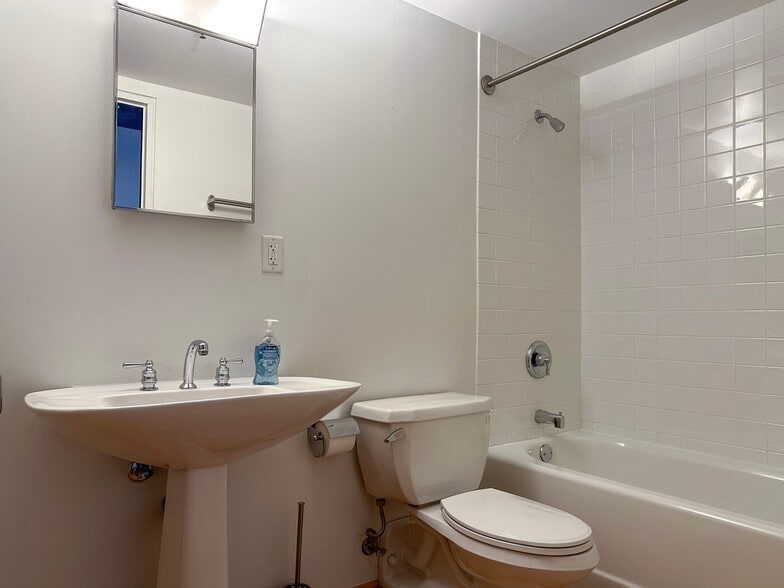 Building Photo - 945 Liberty Ave