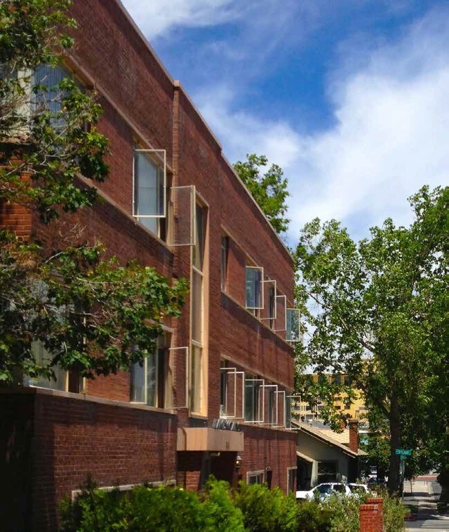 Building Photo - Francesco Apts