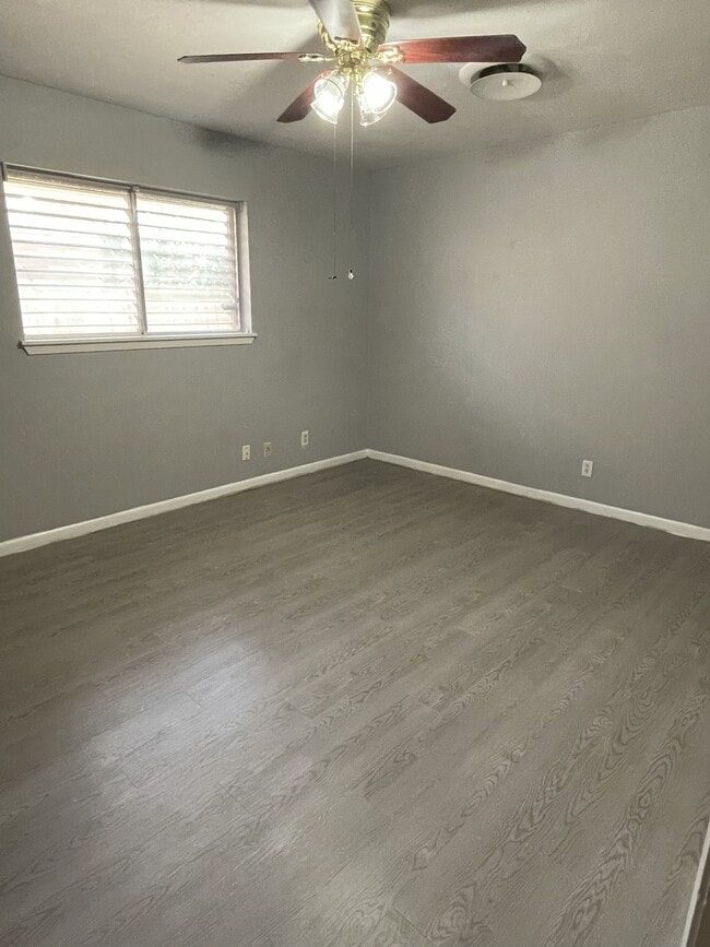 Building Photo - 1305 Peterson Dr