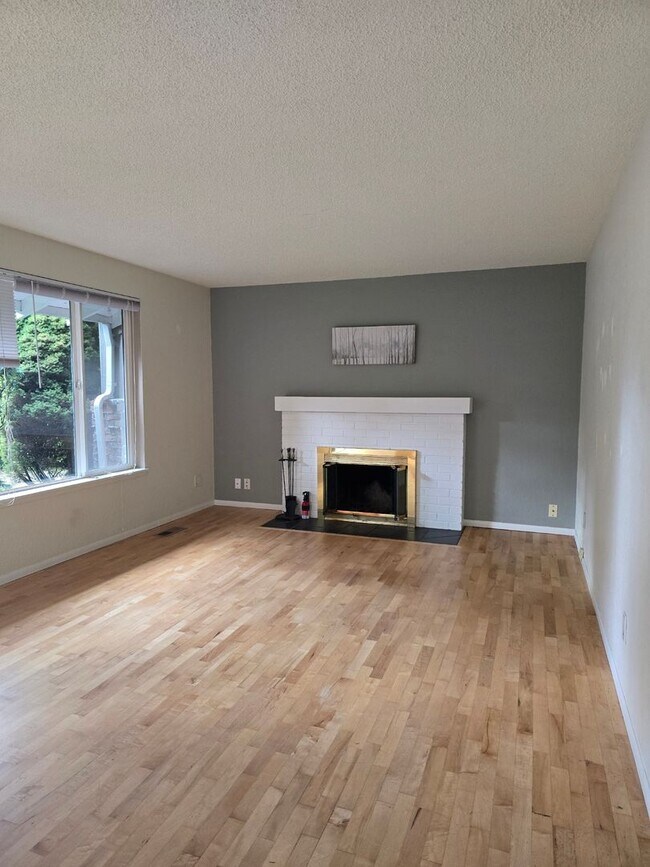 Building Photo - Beautiful 3 bedroom on large lot.