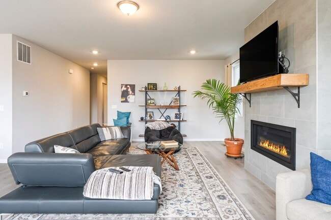 Building Photo - New Executive Furnished -Three bedroom, two bathroom new build home in Longmont fully furnished F...