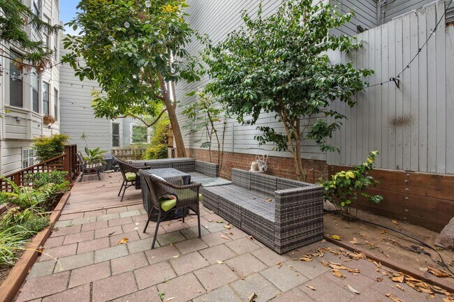 Building Photo - Pacific Heights: Updated Condo w/ Enchanting Shared Garden