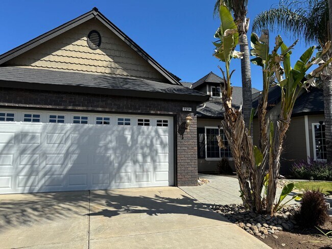 Building Photo - Gorgeous 3 bd. & 2 bath Home with a pool i...