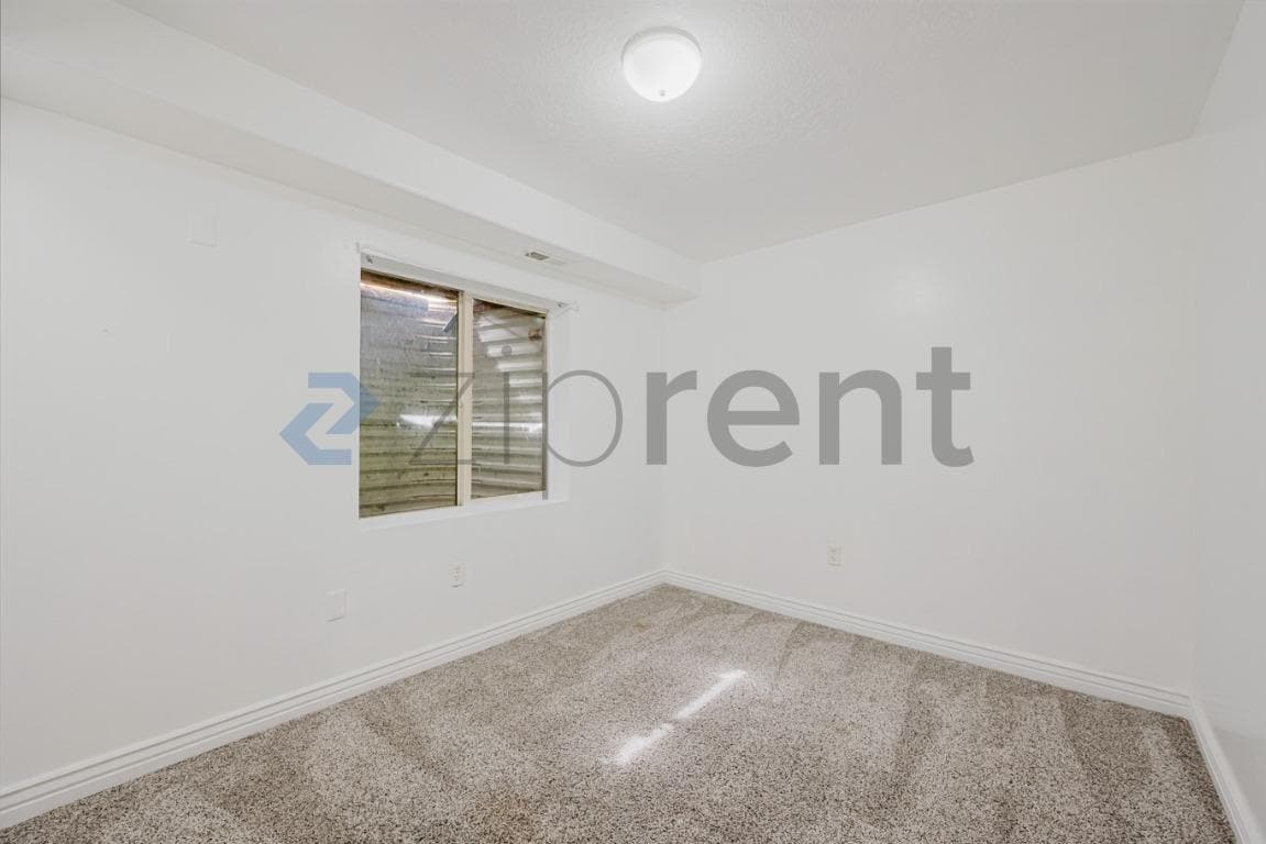 Building Photo - Unit