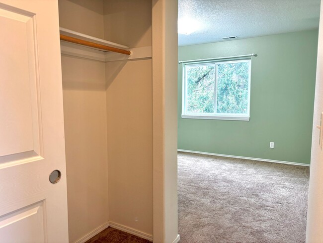 Building Photo - Central Gresham, Spacious 3 Bedroom, 2.5 B...