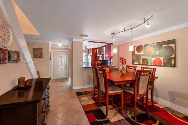 Building Photo - 3024 S Oakland Forest Dr