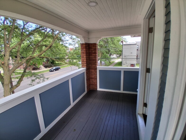 Generous deck - 517 Lagrange St