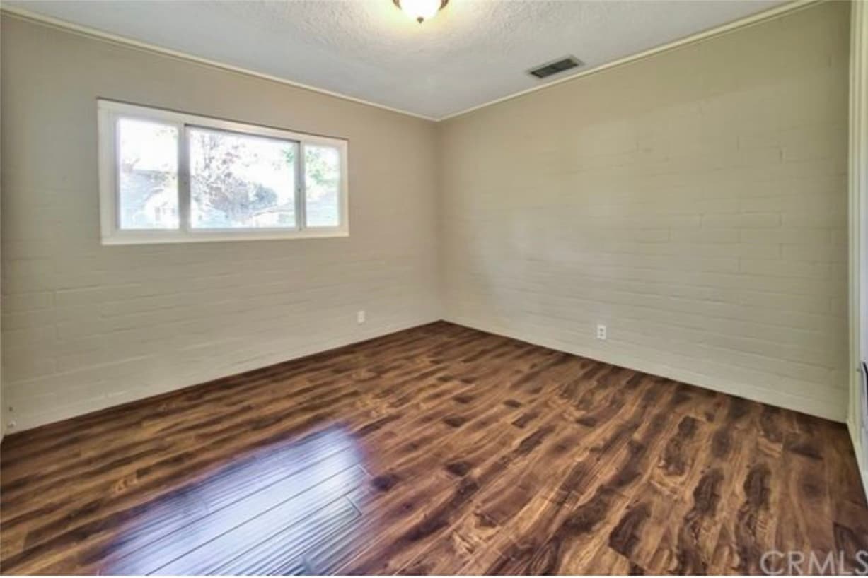 Guest bedroom 2 with front yard views, located next to the second guest bedroom. - 332 E Deodar St
